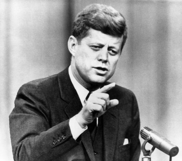John F. Kennedy: "Doar cei care îndrăznesc să eşueze au şansă să obţină ceva măreţ".